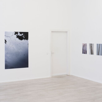 Peter Piller, Bürgerliche dämmerung (Civil twilight), exhibition view. Courtesy of Galerie Barbara Wien