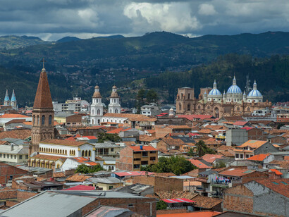 Desde lo alto, los techos de la ciudad de Cuenca, en Ecuador, parecen un mar de tejas rojas extendido sobre la ciudad