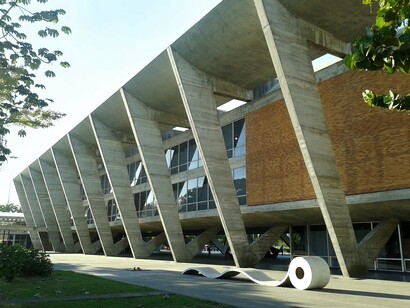 Em 1958, o edifício projetado por Affonso Eduardo Reidy foi inaugurado no Parque do Flamengo, consolidando o MAM RJ como um dos pilares da arte moderna brasileira. Desde então, o museu tem sido palco de exposições marcantes, manifestações culturais e ações educativas que moldaram o cenário artístico nacional. Mesmo enfrentando desafios ao longo das décadas, o MAM RJ manteve sua relevância e continua sendo um espaço de inovação, memória e diálogo com o presente





