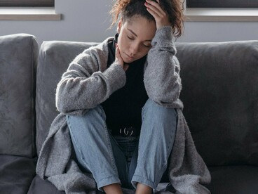 O estigma que acompanha essas condições tem raízes profundas. Culturalmente, ainda associamos doença àquilo que é visível e mensurável. Se a dor não se traduz em um laudo ou exame, ela tende a ser considerada exagero ou invenção. Isso se reflete na maneira como amigos, familiares, colegas de trabalho e empregadores reagem aos relatos dos pacientes. A falta de compreensão leva ao julgamento moral. Quem sente dor crônica mas “parece saudável” é frequentemente visto como preguiçoso, instável, vitimista. Esse tipo de preconceito não apenas desestimula a busca por diagnóstico como compromete a adesão ao tratamento, especialmente quando o paciente começa a internalizar essa descrença social como verdade