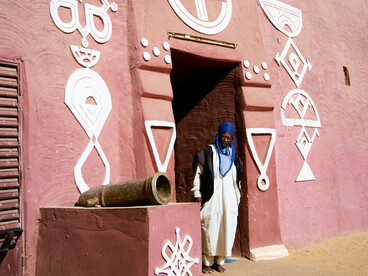 Dans la symbolique de la SNEDD, la refondation du Mali s’appuie sur la continuité de ses traditions et la force de ses racines culturelles. Le passé devient la clé d’un avenir souverain et harmonieux