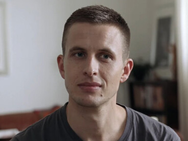 In Oslo, August 31st, Joachim Trier follows a recovering drug addict who is allowed a day outside his rehabilitation centre to pursue a job opportunity. As he spends the day meeting old friends, reflections on his past begin to surface, making the hours increasingly heavy and emotionally charged