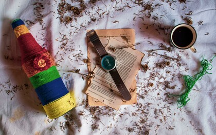 Os objetos sem uso ocupam um espaço ambíguo: não são importantes o bastante para ficar à vista, mas tampouco desprovidos de significado a ponto de serem descartados. Habitam zonas intermediárias, como a despensa alta, o fundo do armário ou a famosa “gaveta de tudo”. Ali, constroem pequenas colônias de lembranças, expectativas e adiamentos. E, apesar da aparente inutilidade, funcionam como cápsulas emocionais que resistem ao descarte racional