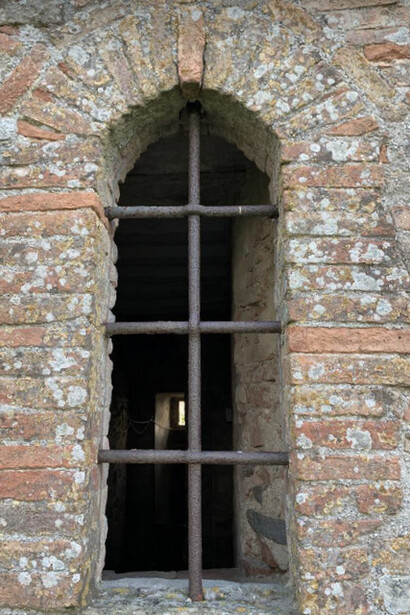 Costruito in epoca medievale, il castello ha rappresentato per secoli un importante punto strategico e difensivo. Castello di Castigione Aldobrando, Gubbio, Italia 