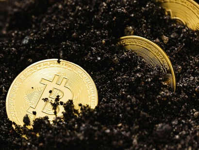 Os Estados Unidos, por exemplo, ressuscitaram operações da mina de Mountain Pass, que havia sido desativada no início dos anos 2000, e investiram em centros de pesquisa voltados para desenvolver métodos de processamento mais eficientes. A União Europeia criou políticas que incentivam a exploração interna, além de programas para garantir segurança no fornecimento