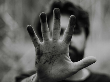 Quand la vie nous force à tendre la main pour échapper aux chaînes invisibles. Un appel silencieux à l'aide