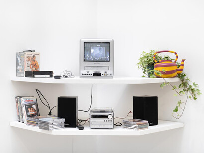 Abraham Cruzvillegas, Rirkrit Tiravanija, Danh Vo, vue d'exposition. Avec l'aimable autorisation de la Galerie Chantal Crousel
