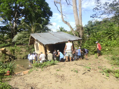 "Bayanihan" significa literalmente "ser un bayan" y, se usa para referirse a un espíritu de unidad y cooperación comunitaria. Minka, auzolan, vereda, bayanihan: Los miembros de la comunidad ayudando a trasladar la casa, a punto de inundarse, a la nueva ubicación, Filipinas