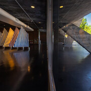 Daniel Buren, Voile/Toile – Toile/Voile (Vela/Tela – Tela/Vela), vista da exposição. Cortesia do Museu de Arte Moderna do Rio de Janeiro