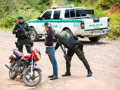 Oficiales policiales buscan droga en Colombia. En las últimas décadas, el narcotráfico en América Latina ha dejado de ser un fenómeno local para convertirse en una red criminal transnacional con gran capacidad de expansión y violencia