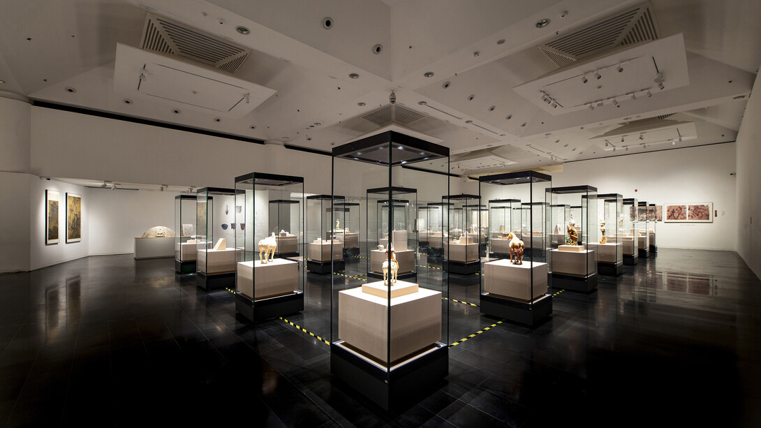 Zhōng the cradle of China. Glory of the central plains civilization, exhibition view. Courtesy of Tsinghua University Art Museum