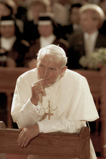Como papa, Juan Pablo II transmitió un mensaje de confianza y apertura a Cristo, alentando a las personas a no tener miedo de acogerlo