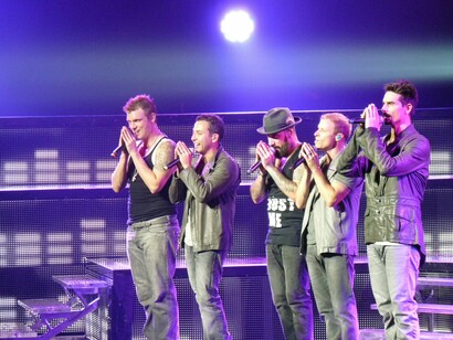 A maior prova que a boyband está em alta foi a presença de famosos nas apresentações. O casal Ashton Kutcher e Mila Kunis postou vídeos se divertindo durante o show. O cantor de R&B Usher também esteve presente no Sphere. O apresentador Marcos Mion, fã declarado da boyband, compartilhou inúmeros vídeos de sua experiência durante a apresentação