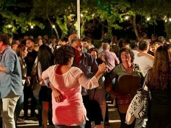 Festa de Nossa Senhora da Conceição na Aldeia da Piedade, Azeitão. Cada aldeia celebra os seus santos padroeiros, as suas colheitas, os seus costumes e mitos, criando uma narrativa única, passada de geração em geração. Os bailes, as danças tradicionais, os trajes típicos ou os pratos regionais fazem parte de um património vivo, que resiste ao tempo e à mudança. Organizar e participar numa festa local é, nesse sentido, um gesto político e cultural de resistência: é escolher preservar e valorizar o que é próprio, o que é nosso