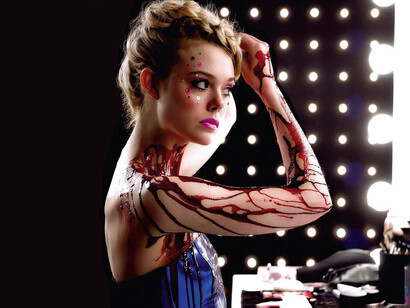 En el mundo de la moda, la apariencia de Jesse despierta un hambre voraz que transforma toda contemplación en deseo de posesión