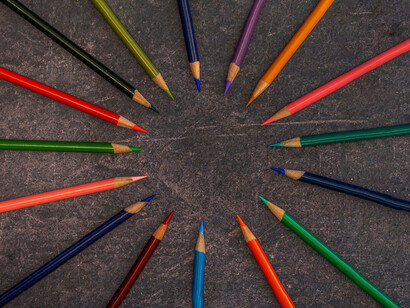 El aprendizaje significativo se construye cuando los nuevos saberes dialogan con los conocimientos previos y adquieren sentido en contextos reales y relevantes