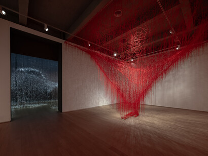 Chiharu Shiota, Echoes between, vue d’exposition. Avec l’aimable autorisation de l’artiste et de Templon. Photo de Charles Roussel