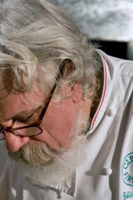 Un intento Fabio Picchi in cucina. Il lascito dello chef è una visione speciale di ogni cosa