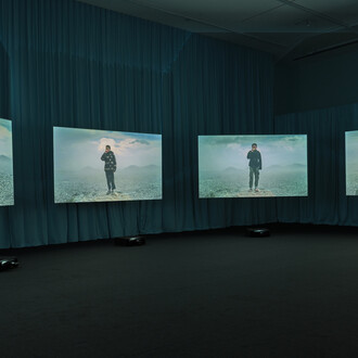 Aziz Hazara, Bow echo, vue de l'exposition. Avec l'aimable autorisation de S.M.A.K.