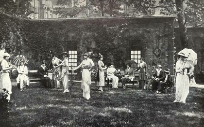 La stilista Lucy Christiana Sutherland, conosciuta come Lady Duff Gordon, e le sue modelle in un giardino