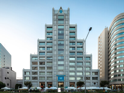 Los defensores liberales conservadores insisten en la idea de que el liderazgo moral y normativo aún importa: el “poder blando” sigue funcionando. La reputación, la cultura, los valores siguen movilizando alianzas, legitimidad pública internacional y auxiliando en las negociaciones globales.  Edificio de la Sede de la Universidad de las Naciones Unidas, Tokio, Japón