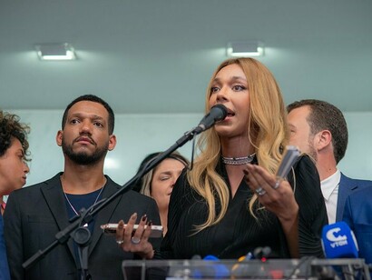 A Deputada Federal Erika Hilton fala sobre a PEC da escala 6x1 em coletiva de imprensa, 2024. Existem também outros fatores que seriam muito benéficos não só aos trabalhadores, mas também à classe empresarial, como por exemplo, o aumento da produtividade e a redução do índice de faltas, além de diminuir a rotatividade de colaboradores em determinadas funções e setores. Tudo isso, aliado a uma maior qualidade de vida, não só a quem é empregado, mas também a quem emprega 