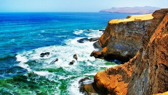 Reserva Nacional de Paraca, en Ica, Perú, un lugar donde el desierto se encuentra con el océano, creando paisajes únicos y una biodiversidad sorprendente