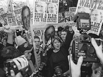 Craig MacLean, School students protest outside the US consulate, Edinburgh, 2003. Courtesy of the National Galleries of Scotland