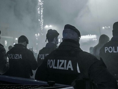 Agenti di polizia in azione durante una manifestazione, Italia