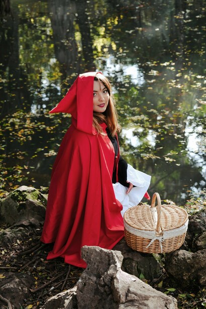 A Bela Adormecida é encarada na perspectiva da madrasta incompreendida (Maléfica, 2014, e Maléfica: Mestre do Mal, 2019); João e Maria deixam de ser as crianças entregues a si próprias e prisioneiras da bruxa, mas tornam-se Caçadores de Bruxas (2013); a pequena Sereia vai para Nova Iorque, modernizando-se e vivendo episódios divertidos (Splash - Uma Sereia em Nova Iorque, 1984) 