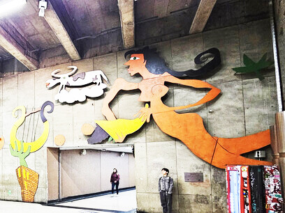 Soy consciente del terrible drama de la inmigración, de las hordas de bárbaros llegados a practicar el pillaje, la corrupción, el envilecimiento y la deshonestidad. Mural 'Declaración de Amor' de Samy Benmayor en estación Baquedano, Santiago, Chile