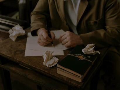 Escritor trabalhando. Tudo tem um tamanho proporcional à nossa angústia. O amor, bendita fadiga que acalma, arrastou-nos a viver juntos até ao dia em que o amor já tinha mais tempo de história que de vida. E então, ficámos ali, presos num interregno, o amor um acervo de recordações que se acumula nas prateleiras da memória, entre bilhetes de cinema e chávenas lascadas. Interrompo o pensamento e volto à observação do espaço que me rodeia: a mulher que passa por mim a chinelar, um ruído de sola gasta a arranhar o passeio