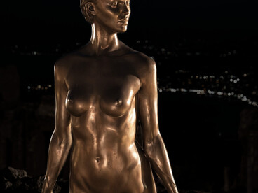 Through marble and bronze, Gesti Scolpiti at the Teatro Antico di Taormina in Taormina, Italy stages a powerful encounter between classical space and contemporary sculptural thought