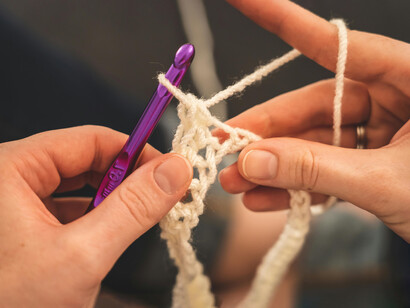 El tejido del crochet permite crear en cualquier lugar, convirtiendo los momentos cotidianos en espacios de creatividad y calma