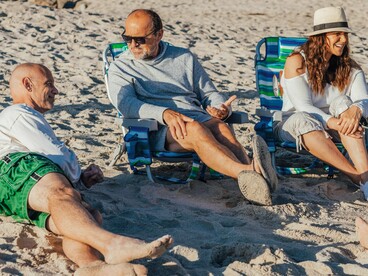 Mulher relaxa com amigos na praia. Conheci uma mulher que, aos 58 anos, decidiu abrir sua própria empresa. Ela sempre teve talento para confeitaria, mas nunca acreditou que poderia transformar isso em um negócio. Quando os filhos cresceram e saíram de casa, ela finalmente decidiu tentar. Hoje, ela não apenas sustenta a si mesma, mas também inspira outras mulheres a acreditarem em seus talentos