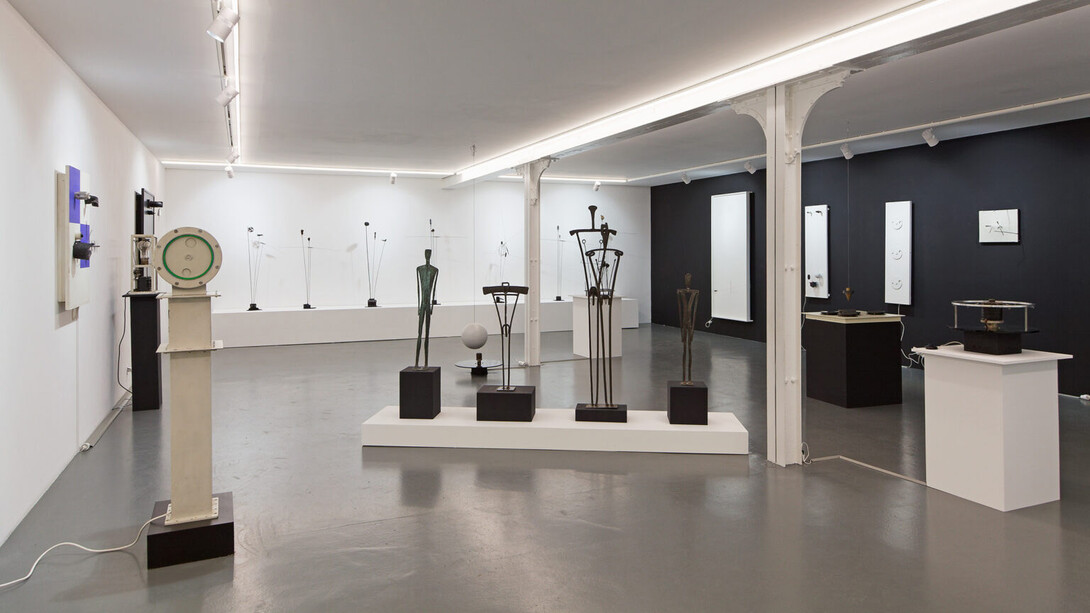 Cosmo–Takis homage to Takis (1925 – 2019) on the occasion of the 100th anniversary of his birth, exhibition view. Courtesy of Xippas