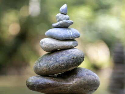 Um dos efeitos mais perceptíveis da sobrecarga mental é o surgimento de pensamentos aleatórios e desorganizados. Quando o cérebro está sobrecarregado, ele perde a capacidade de filtrar informações irrelevantes. Pensamentos que não têm relação com a tarefa em questão começam a surgir, distraindo-nos e dificultando a concentração

