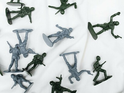 Miniature soldiers positioned in opposing directions, representing the persistent standoff between Rabat and Algiers