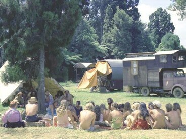 Nambassa,1981. Si tratta di una serie di festival hippie neozelandesi tenutisi dal 1976 al 1981 in grandi fattorie nei dintorni di Waihi e Waikino, nella regione di Waikato, Nuova Zelanda
