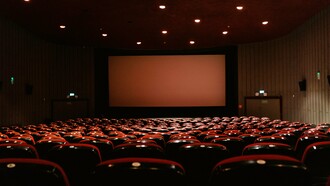 Sala de cinema. Não faz muito tempo, foi realizado, num antigo cinema de rua de Assis, o Cine Piracaia, assim como nas instalações da Universidade estadual paulista (Unesp), o III Curta Velho Oeste, um festival de curtas do interior. O nome, brincando com o cinema de faroeste americano, faz alusão à localização da cidade: estamos no Oeste paulista, quase no final do estado