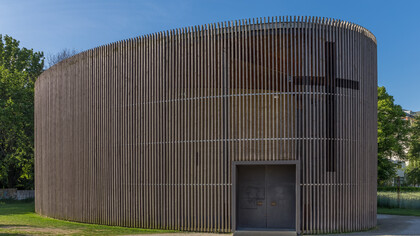 La Capilla de la Reconciliación, ubicada en el recinto del Memorial del Muro de Berlín, en Bernauer Strasse, fue diseñada por los arquitectos Peter Sassenroth y Rudolf Reitermann e inaugurada el 9 de noviembre de 2000