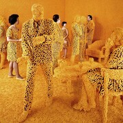 Sandy Skoglund, "The Cocktail Party", 1992, color photograph, cm 120x162.5 ca.