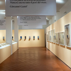 Artisti vari, Scrittura obliqua – Fotografia e poesia, vista dell’esposizione. Cortesia del Museo di Fotografia Contemporanea