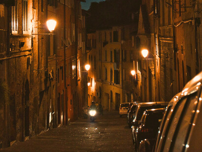 Rome, la nuit : décor éternel où le glamour se dissout dans l’obscurité, et où chaque pas résonne comme un écho du désenchantement fellinien
