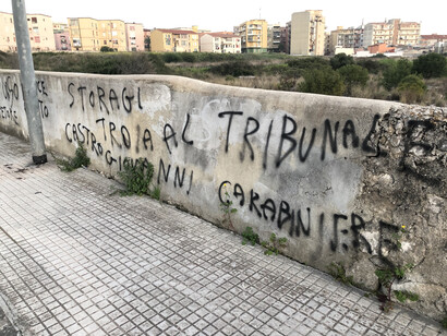 La Cosa Nostra tiene raíces que se remontan al siglo XIX en Sicilia, una región marcada por la pobreza, la inestabilidad política y la desconfianza hacia las autoridades centrales.  Insultos contra los mafiosos arrepentidos en la calle Mazzanti de Siracusa, 26 de febrero de 2021, Sicilia, Italia 