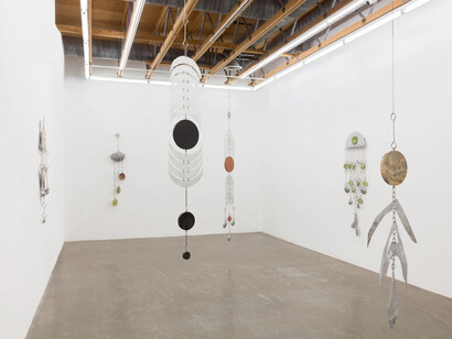 Fay Ray, Metallic sea, exhibition view. Courtesy of Ochi Projects 