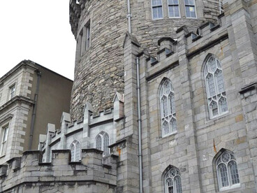 Dublin Castle, or Caisleán Bhaile Átha Cliath in Irish, stands in central Dublin off Dame Street, serving as both a key government complex and a major tourist attraction