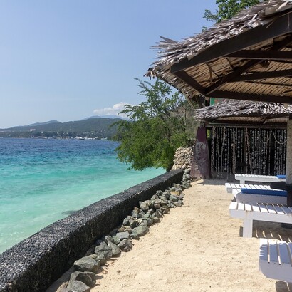 Le isole Togian sono un paradiso per gli amanti dello snorkeling e delle immersioni, grazie alla straordinaria biodiversità marina. Tanjungkarang Beach, Central Sulawesi, Indonesia