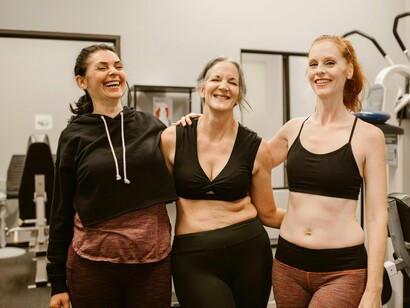 Parece que existe muita informação sobre as mudanças que as mulheres vão sentindo depois dos 35 anos, mas na verdade é tudo muito vago e os profissionais aos quais temos acesso mais direto, como os médicos de família, podem não ter a formação aprofundada e necessária para nos guiar da melhor maneira neste novo ciclo. Seja a nível físico ou psicológico, porque enfrentar alterações no nosso corpo, alterações de pré-menopausa ou menopausa é muito relativo