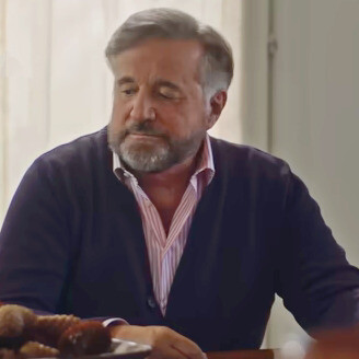 Christian De Sica è stato il volto più iconico del genere, interpretando il ricco, cinico e irresistibilmente vanesio protagonista delle vacanze natalizie